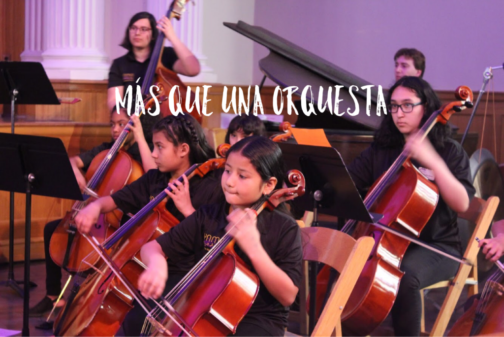 Students playing string instruments with the text "Más que una orquesta" overlaid on the image. 